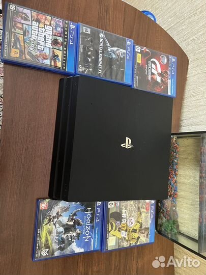 Sony PS4 pro 1tb, 5 дисков, и два джойстика