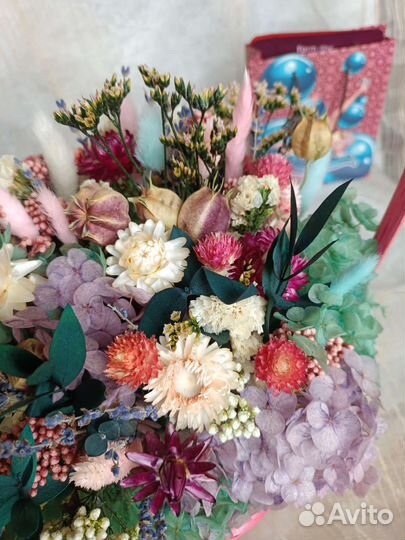 Корзина цветов. С подарком. Сухоцветы. Не завянут