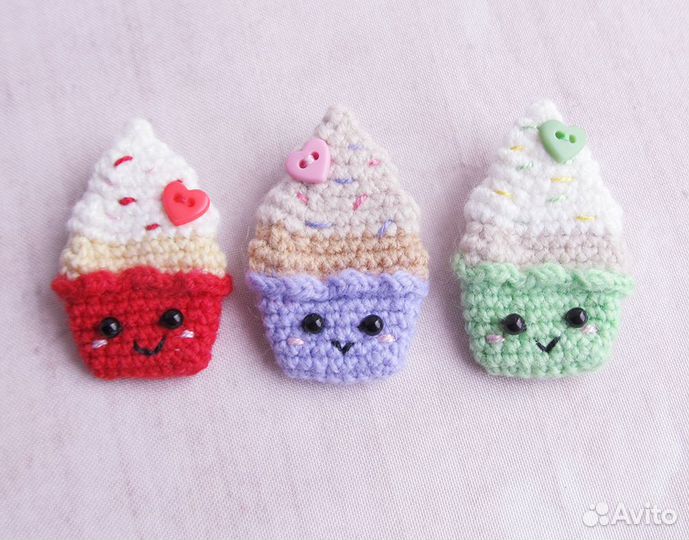 Вязаная брошка 