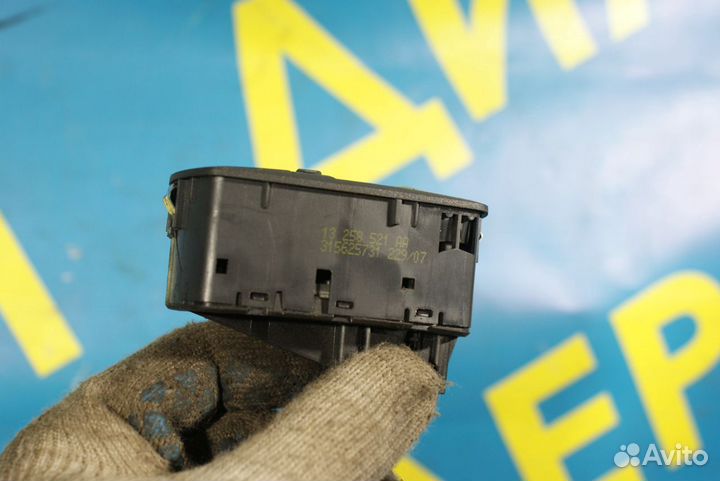 Кнопка стеклоподъемника передняя левая Opel Corsa