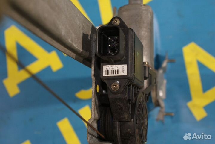 Передний левый стеклоподъемник Toyota Avensis