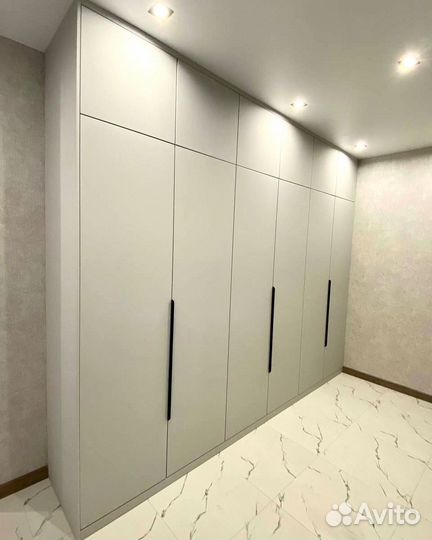 Современный распашной шкаф