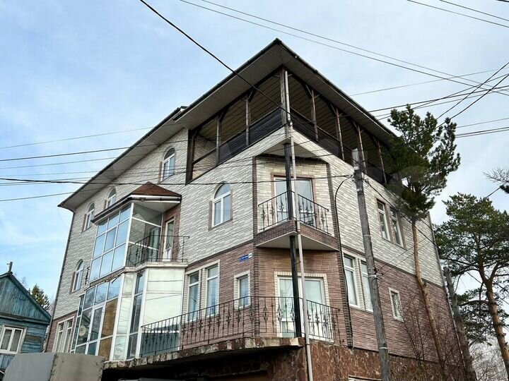 Коттедж 712 м² на участке 1 сот.