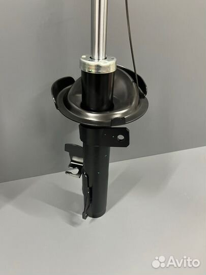 Передний амортизатор правый Mazda 3 BK 2003-2009