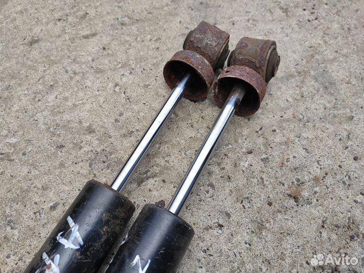 Амортизаторы задние на Opel Zafira B