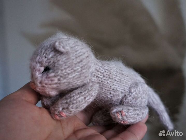 Спящий вязаный реалистичный котёнок в корзинке