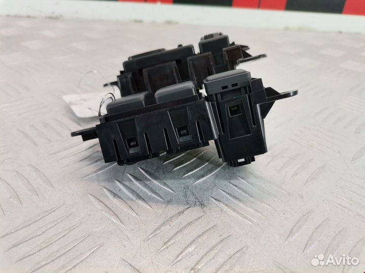 Кнопка (выключатель) Nissan Juke YF15 2011