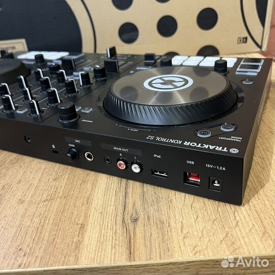 Native Instruments Traktor Kontrol S2 MK3