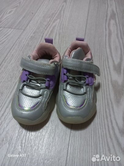 Кроссовки на девочку 28 размер