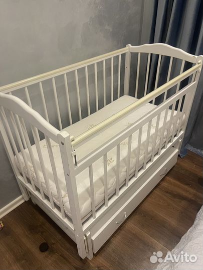 Детская кровать с маятником и комодом