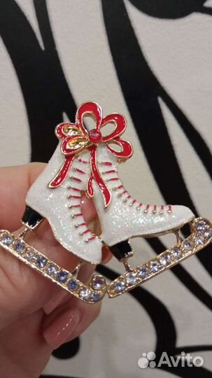 Броши, спортивная тематика