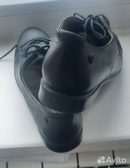 Продаю женские ботинки