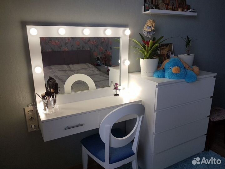 Гримерный стол подвесной с лампочками