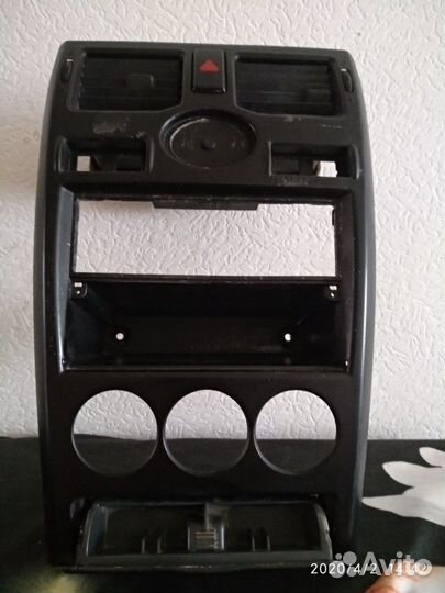 Две консоли для иномарки и Приоры