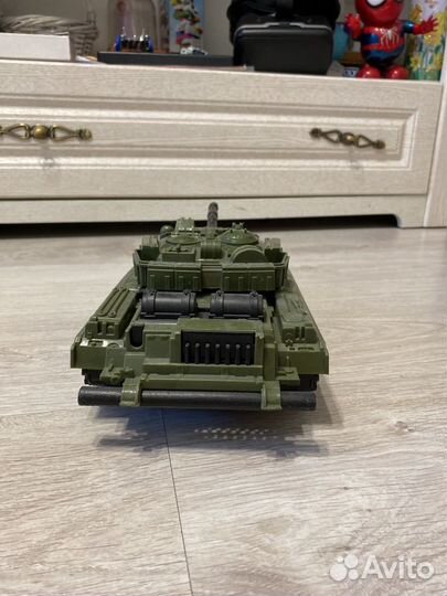 Игрушечный танк