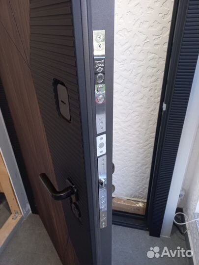 Дверь входная в квартиру