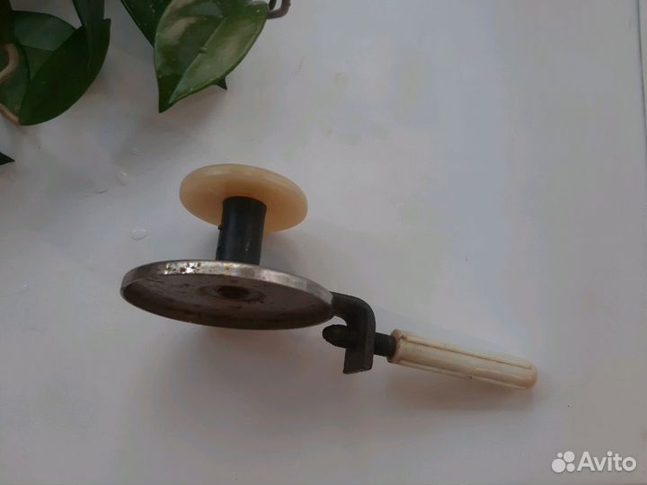 Подаю ключ для банок