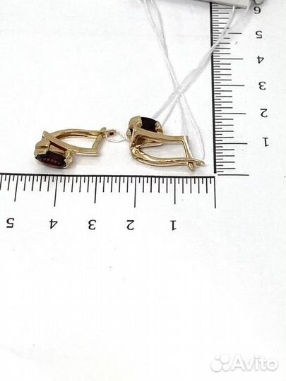 Золотые серьги с камнем