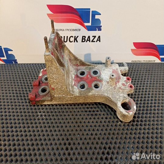 1735003 Кронштейн бампера правый