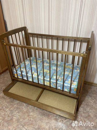Детская кроватка с маятником