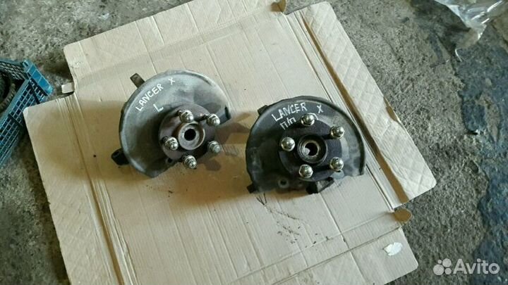 Кулак поворотный передний Митсубиси Лансер 10