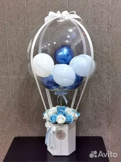 Композиция с воздушным шаром и розами из мыла