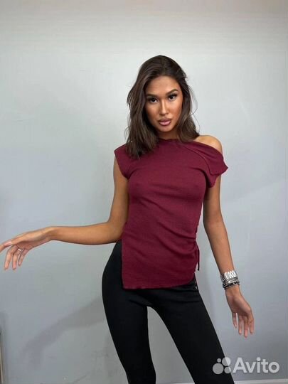 Стильная футболка с открытыми плечами