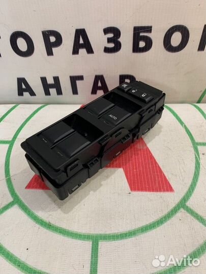 Кнопка управления стеклоподъемниками передняя