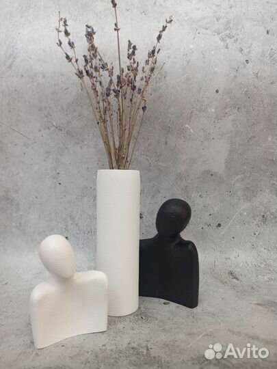 Ваза и статуэтка влюблённые