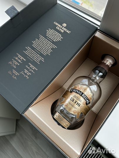 Коробка и бутылка от виски Chivas Regal ultis