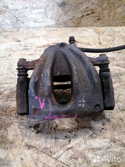 Суппорт передний левый Toyota Avensis T25