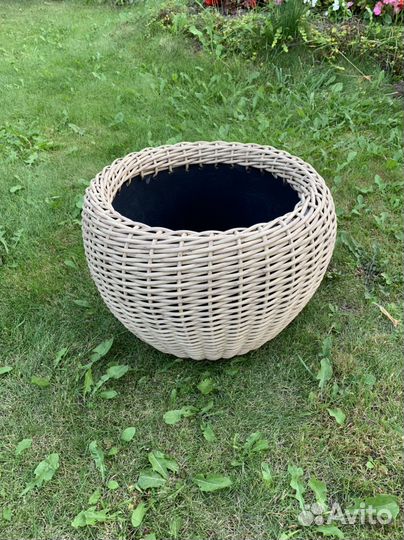 Кашпо садовое, плетенное из ротанга, в наличии