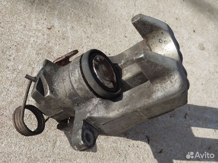 Задний левый суппорт volkswagen passat b5