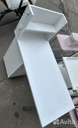 Маникюрный стол