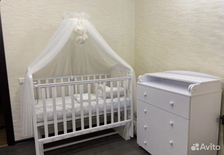 Детская кроватка с маятником