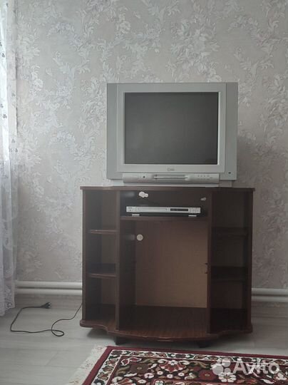 Телевизор и тумбочка