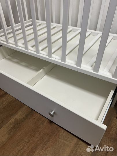 Детская кроватка с маятником