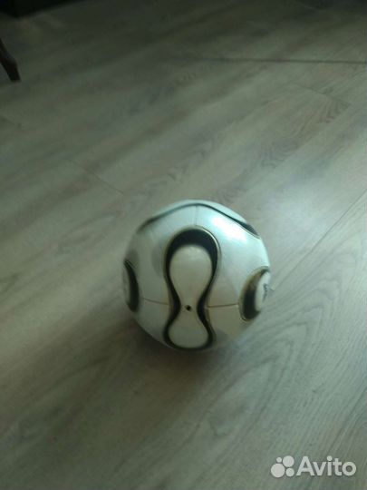 Футбольный мяч adidas teamgeist