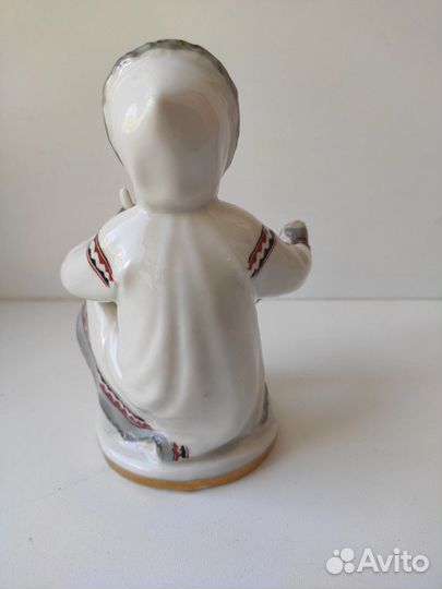 Фарфоровая статуэтка