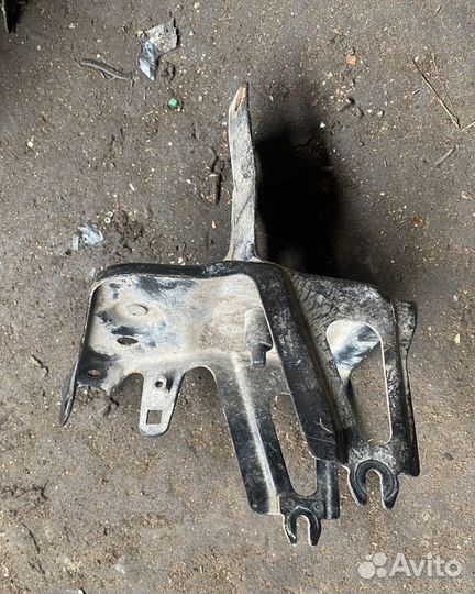 Крепление аккумулятора Nissan Almera N16 2000-2006