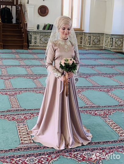 Платье на никах