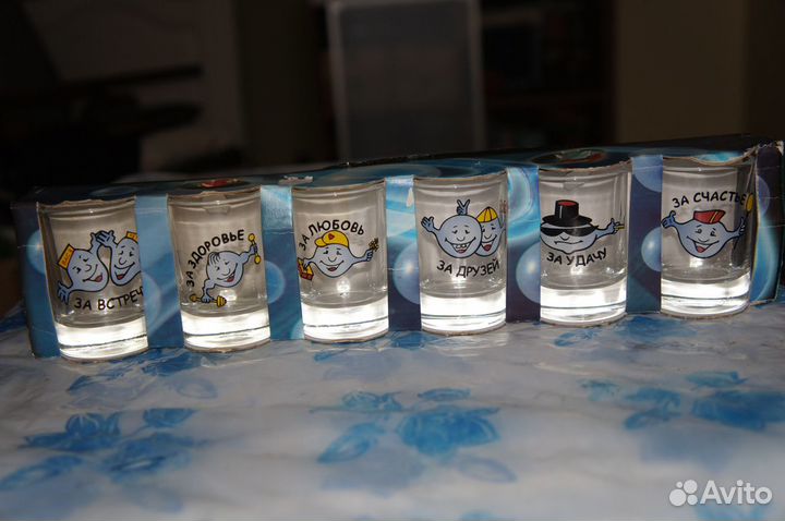 Рюмки, пивные бокалы, подносы