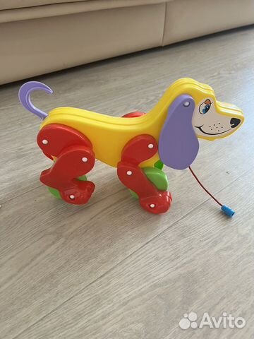 Игрушка собака на колесиках