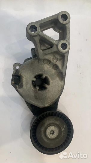 Ролик-натяжитель ручейкового ремня VW Passat (B6)