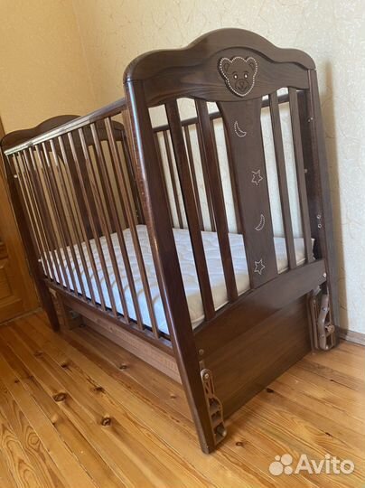 Детская кроватка с универсальным маятником