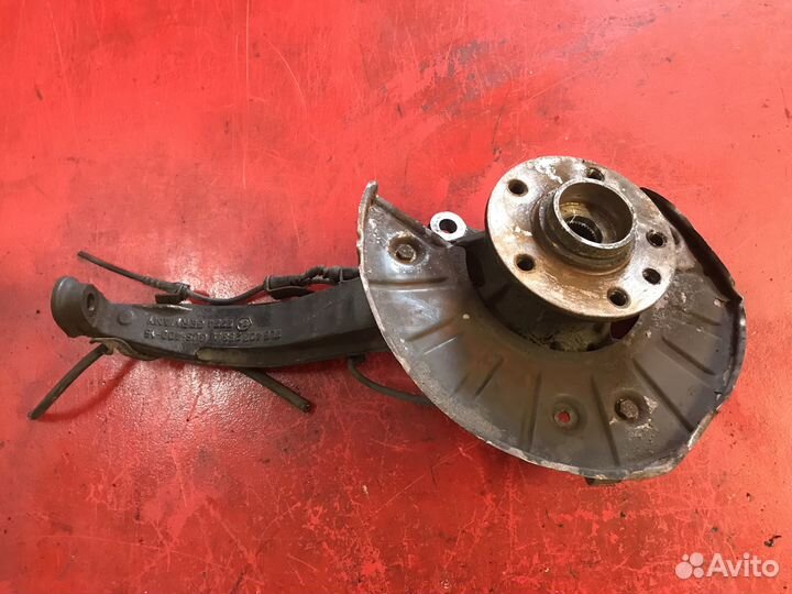 Кулак передний правый Volkswagen Touareg 7L