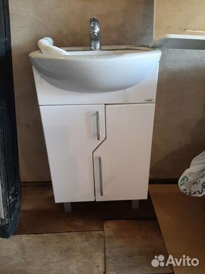 Тумба с зеркалом для ванной