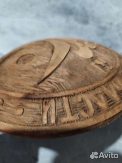 Резное панно из дерева