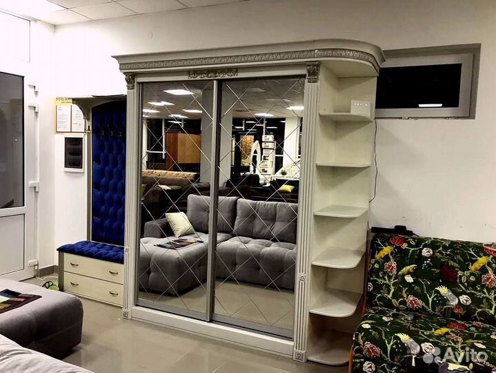 Очень красивый шкаф в прихожую Барокко