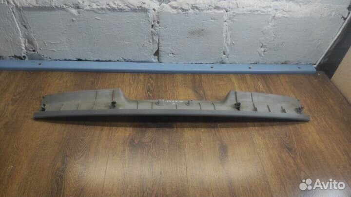 Накладка крышки багажника задняя Nissan Primera P